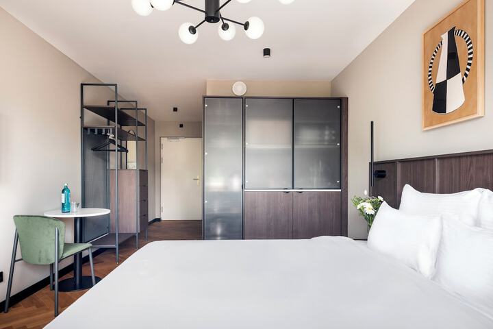 Room 6 of 60