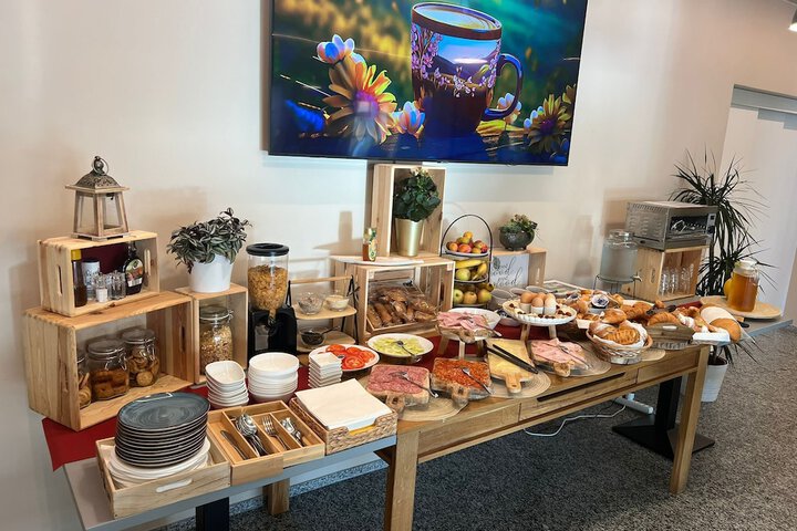 Breakfast/Coffee Service 4 of 47