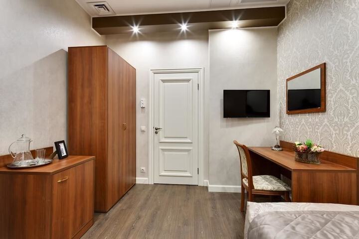 Room 8 of 10