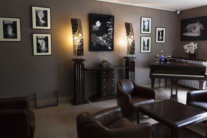 Lounge 41 of 62
