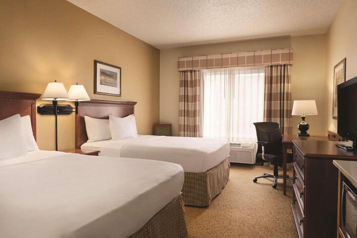 1 Queen Bed Accessible (5 of 6)