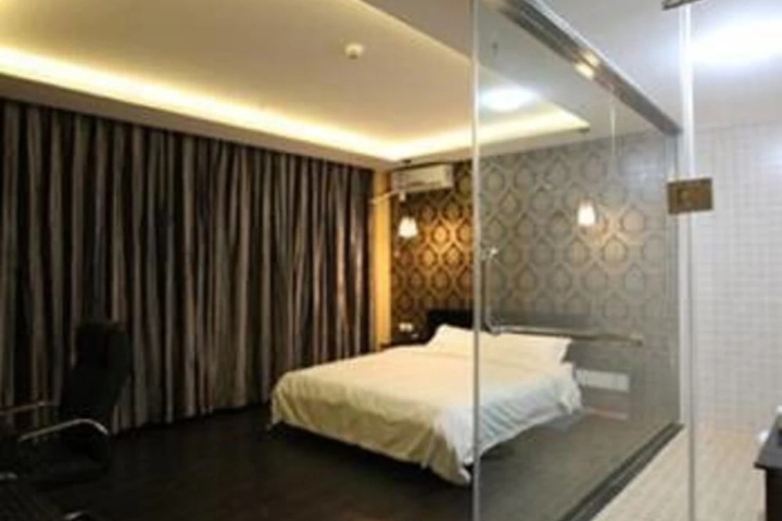 Room 9 of 15