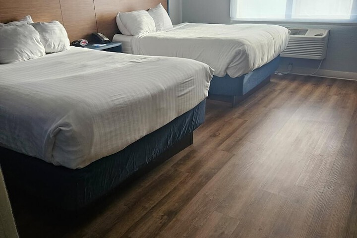 1 Queen Bed (6 of 11)