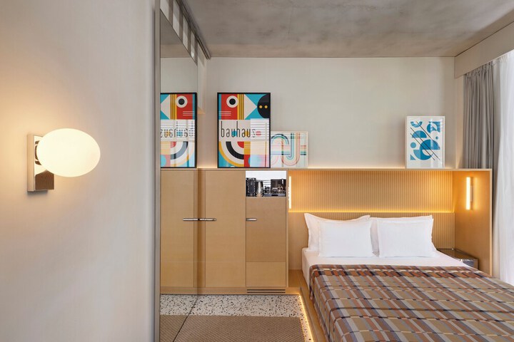 Room 10 of 34