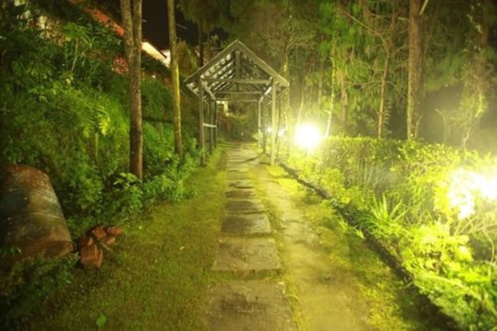 Hotel Exterior 25 of 34