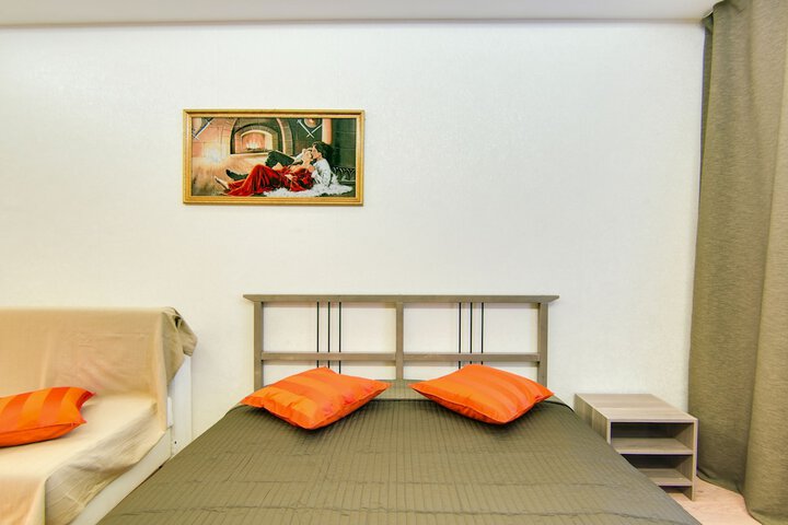 Room 8 of 172