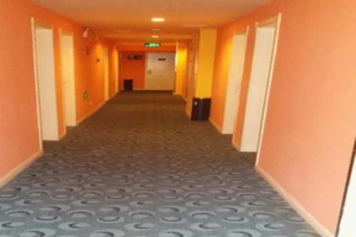 Room 9 of 10