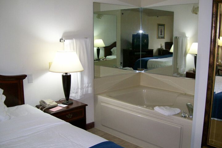 1 King Bed (5 of 20)