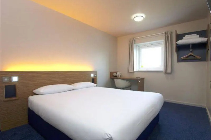 Room 2 of 7