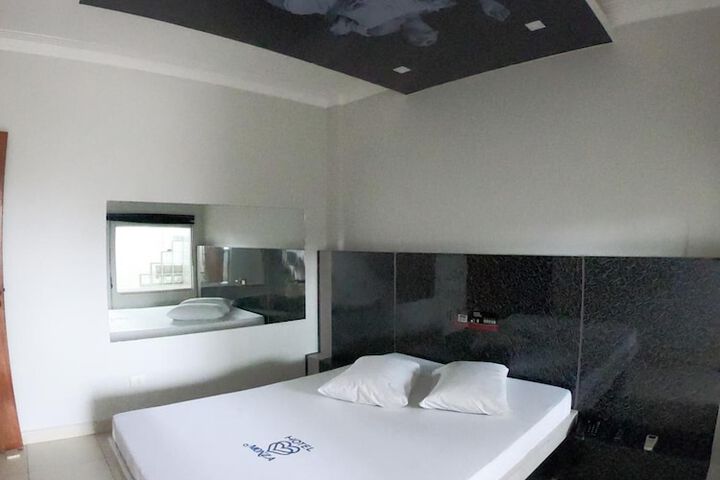 Room 33 of 53