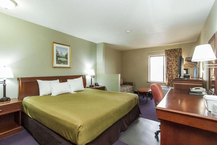 1 King Bed (6 of 20)