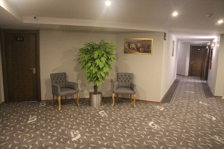 Ballroom/Hall 28 of 34