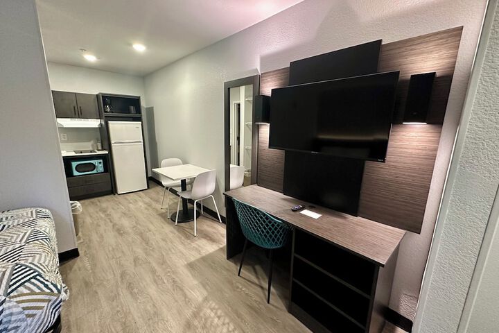 1 Queen Bed Kitchen (8 of 16)