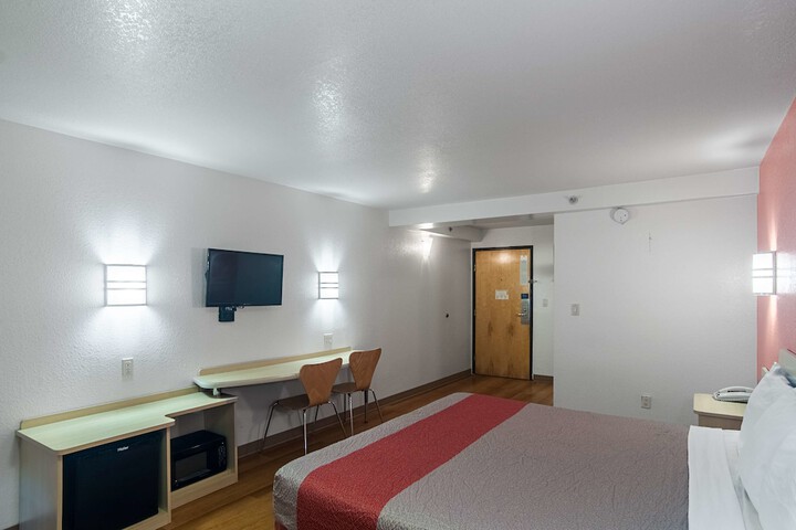 Deluxe Room 1 King Bed Accessible (11 of 14)