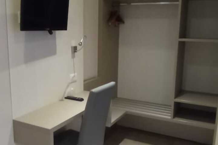Room 13 of 27