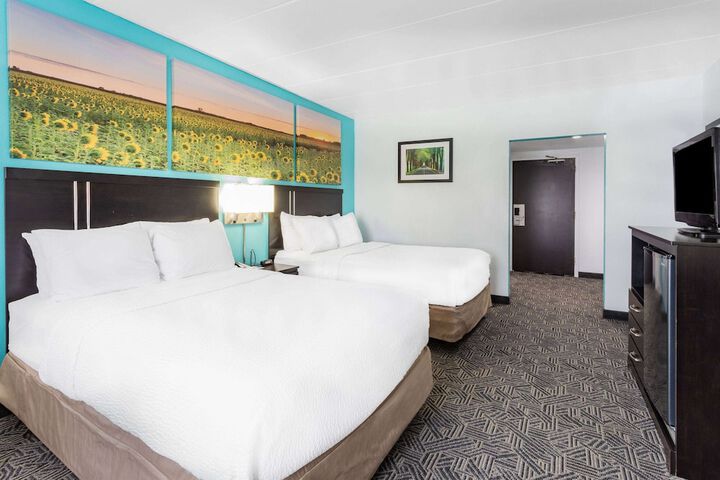 2 Double Beds (11 of 16)