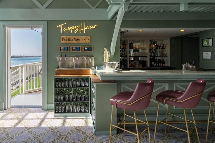 Lobby lounge