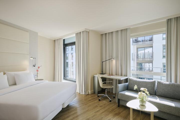 Room 32 of 59