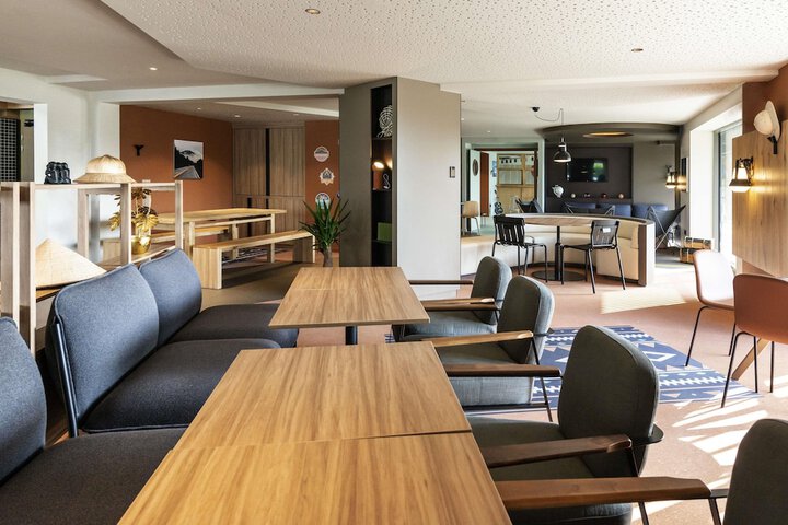 Lounge 27 of 39