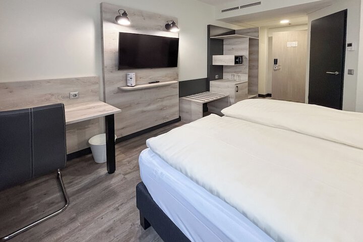 Room 6 of 18