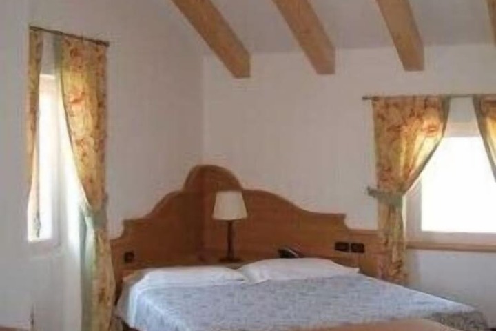 Room 4 of 42