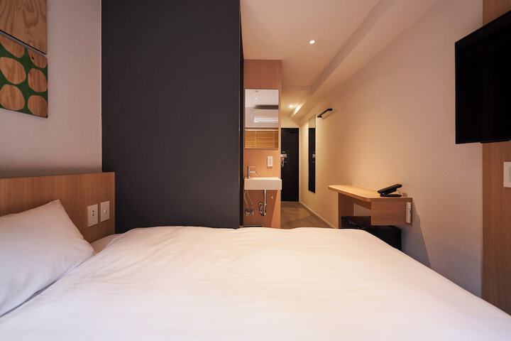 Room 8 of 28