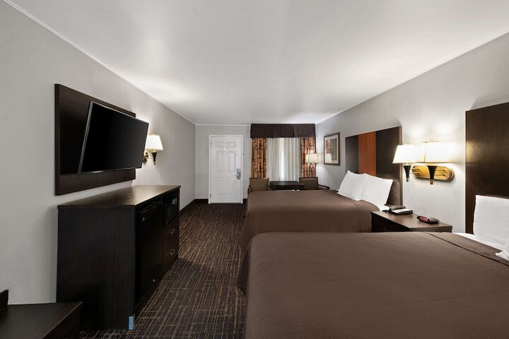 2 Queen Beds High Speed Internet Accessible Microwave and Refrigerator, Coffee Maker Iro (5 of 9)
