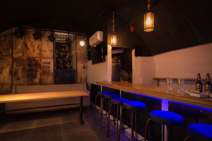 Lounge 41 of 64