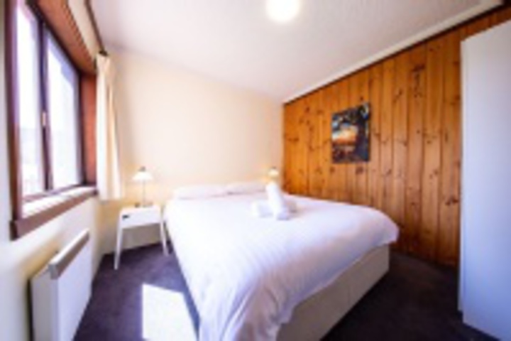 Room 210 of 693