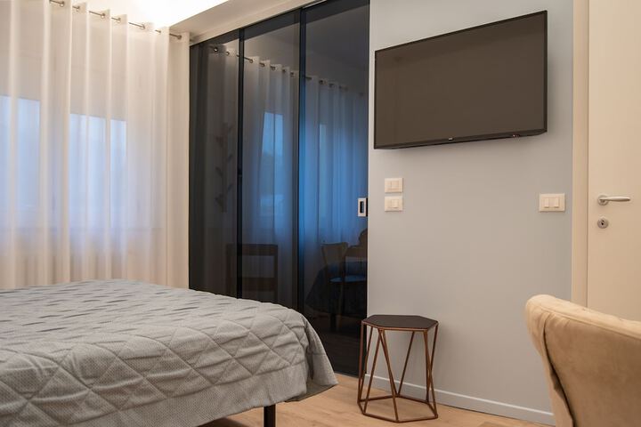 Room 28 of 102