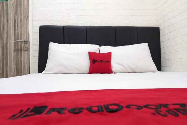 RedDoorz at Luxury Homestay near Aloha Waru Surabaya