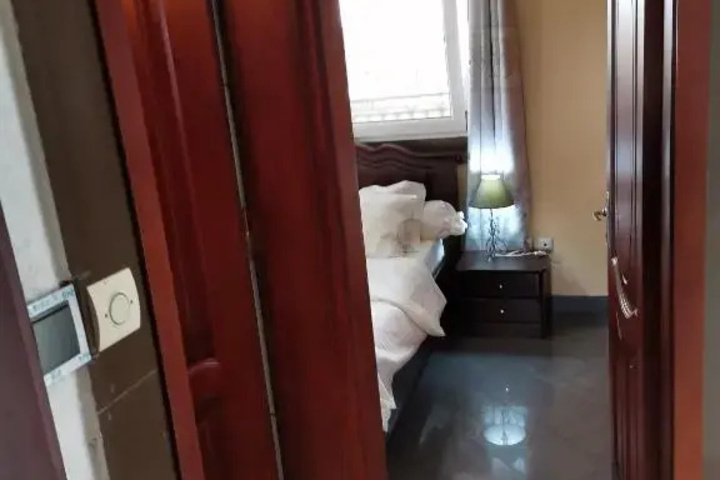 Room 6 of 12