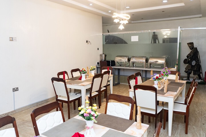 Dining 24 of 33