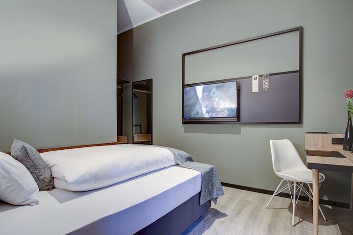 Room 18 of 32