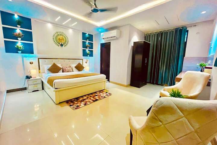Room 10 of 28