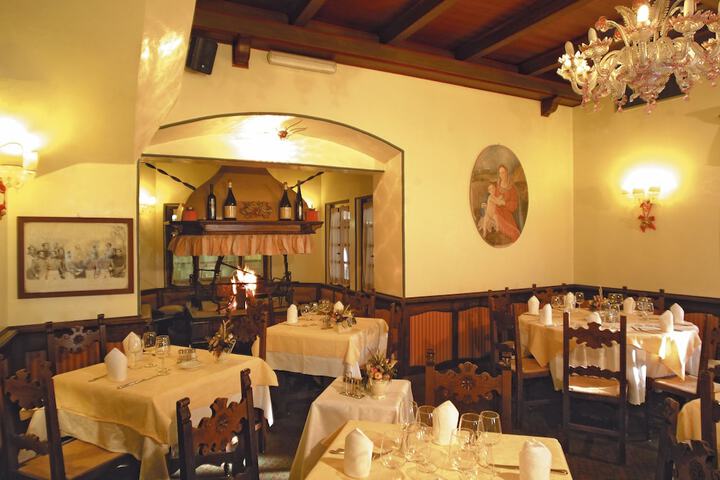 Dining 43 of 65