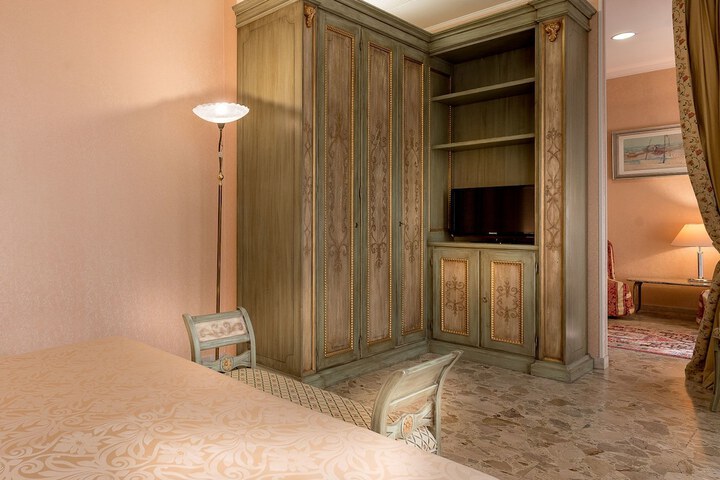 Room 32 of 53