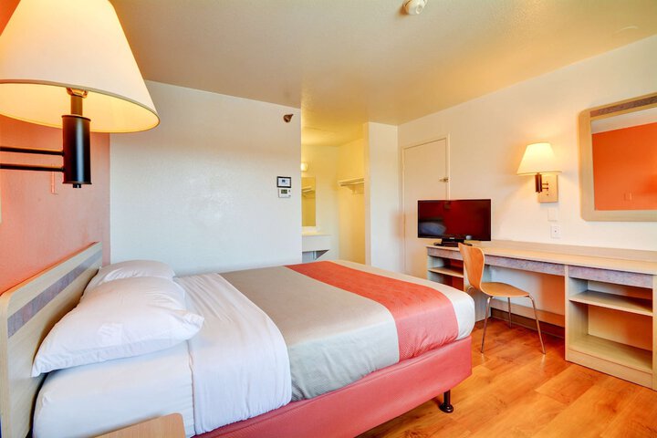 Deluxe Room 1 Queen Bed Accessible Refrigerator, Microwave (6 of 12)