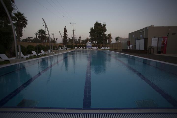 Pool 21 of 44