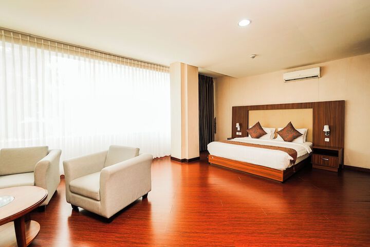 Room 6 of 10