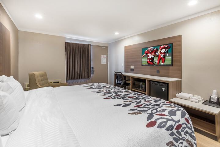 Deluxe King Bed Accessible (4 of 15)