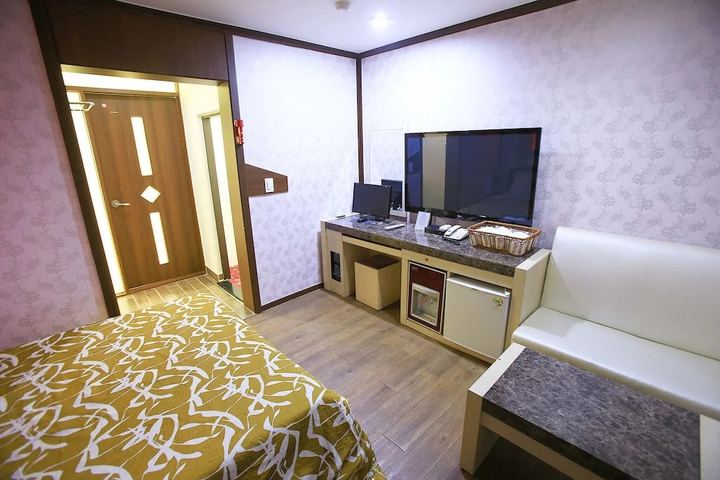 Room 6 of 15