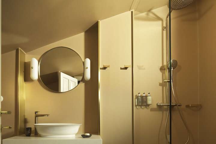 Room 43 of 67