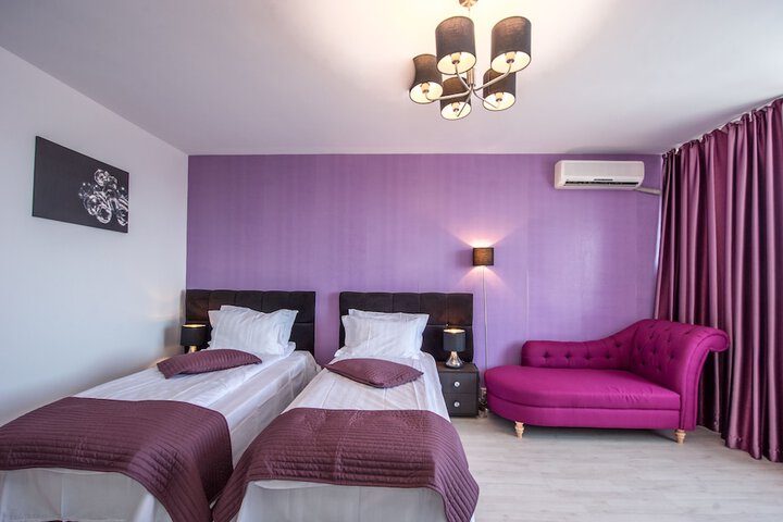 Room 12 of 25