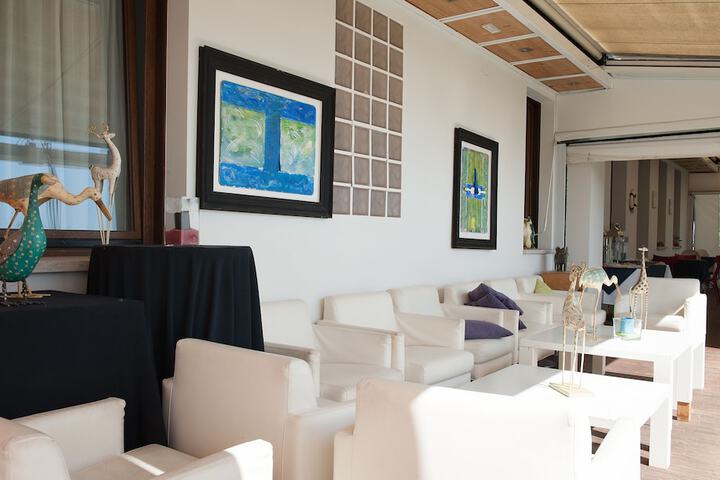 Lounge 22 of 35