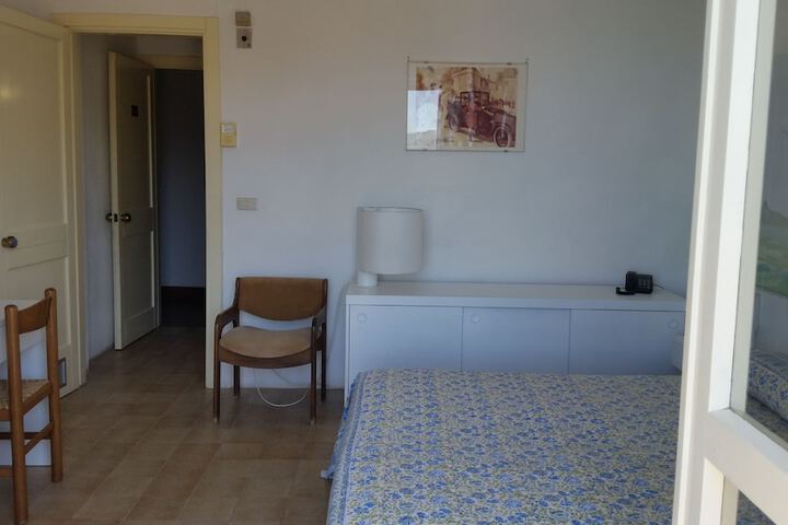 Room 11 of 15