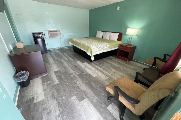 Standard Single Room 1 King Bed Bathtub (4 of 6)
