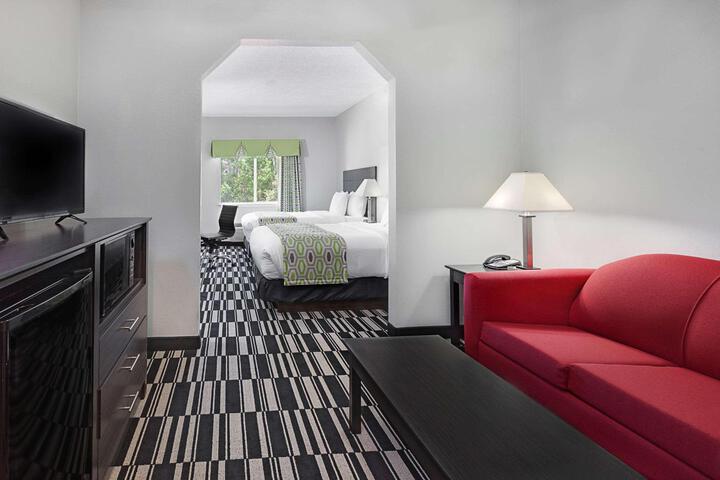 2 Queen Beds (3 of 4)