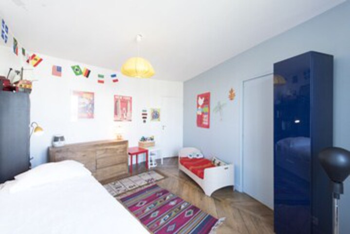 Room 27 of 33