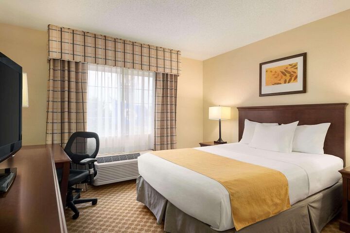 1 Queen Bed Accessible (3 of 7)
